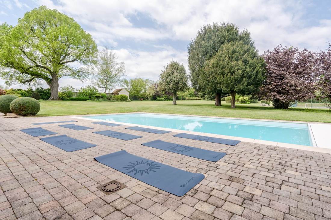 Activité bien-être au bord de la piscine